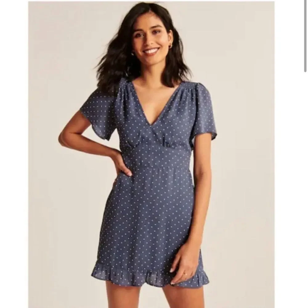 Abercrombie Flutter Sleeve Dress in Mint Dot Smocked- Size Medium